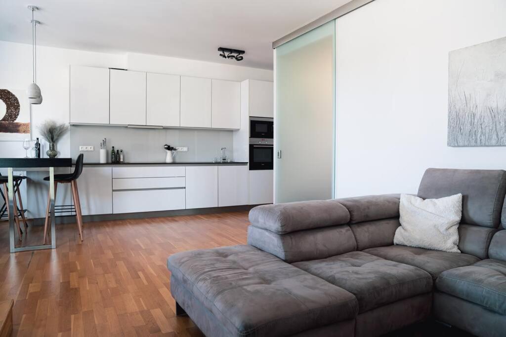 Prague Marina River View Apartment Close To City Centre Free Parking Εξωτερικό φωτογραφία
