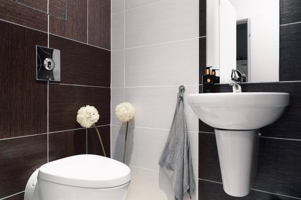 Prague Marina River View Apartment Close To City Centre Free Parking Εξωτερικό φωτογραφία